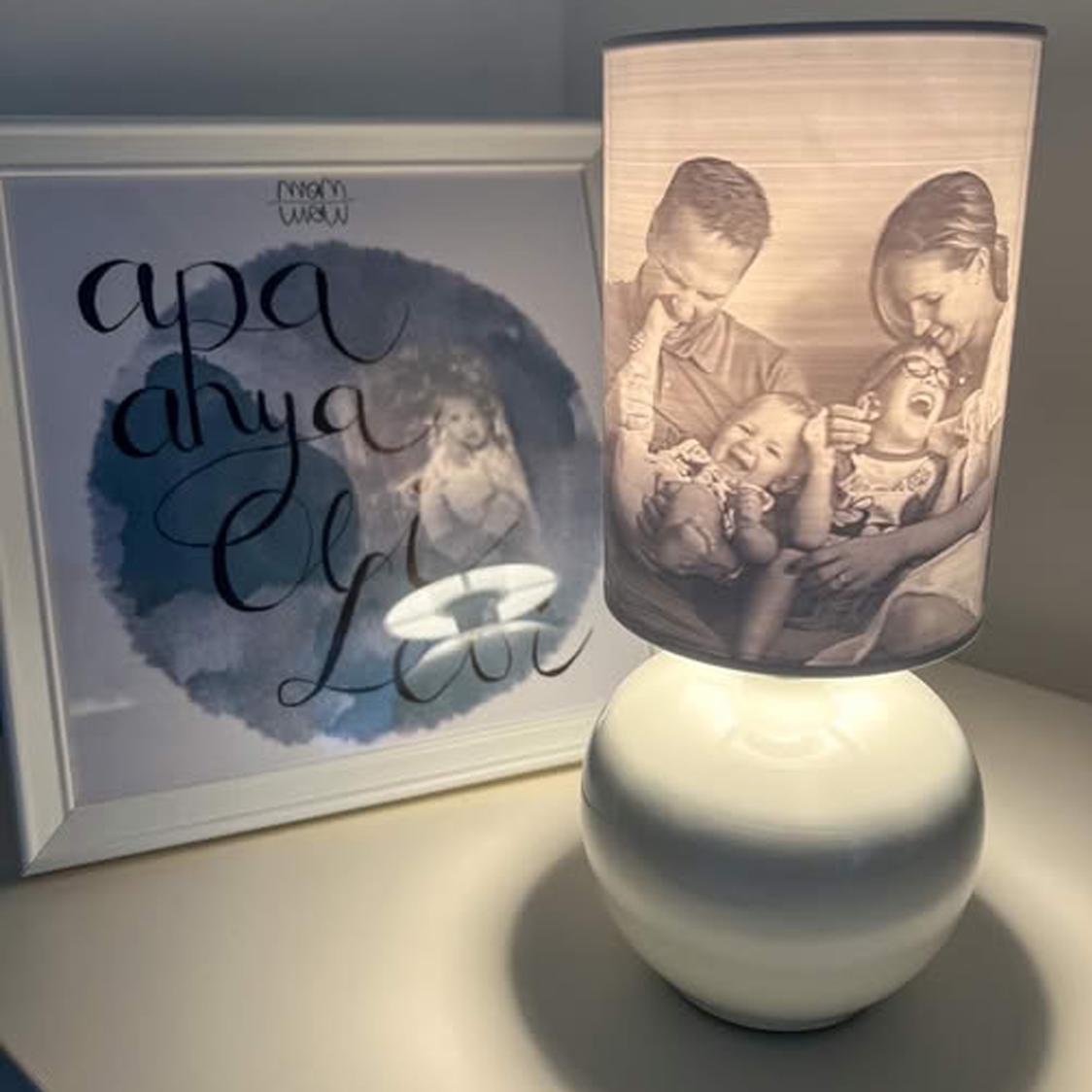 3D nyomtatott lámpa nappaliban